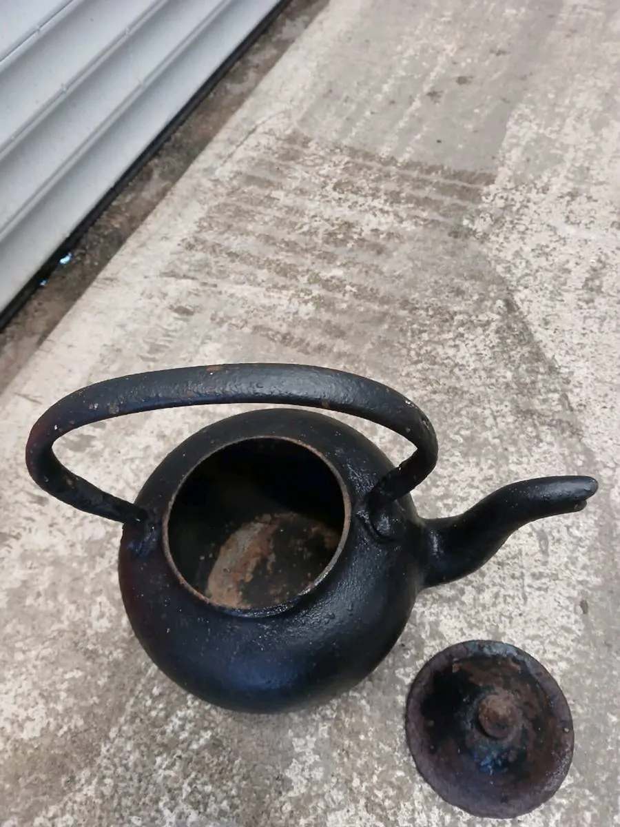Antique cast iron kettle - Image 3