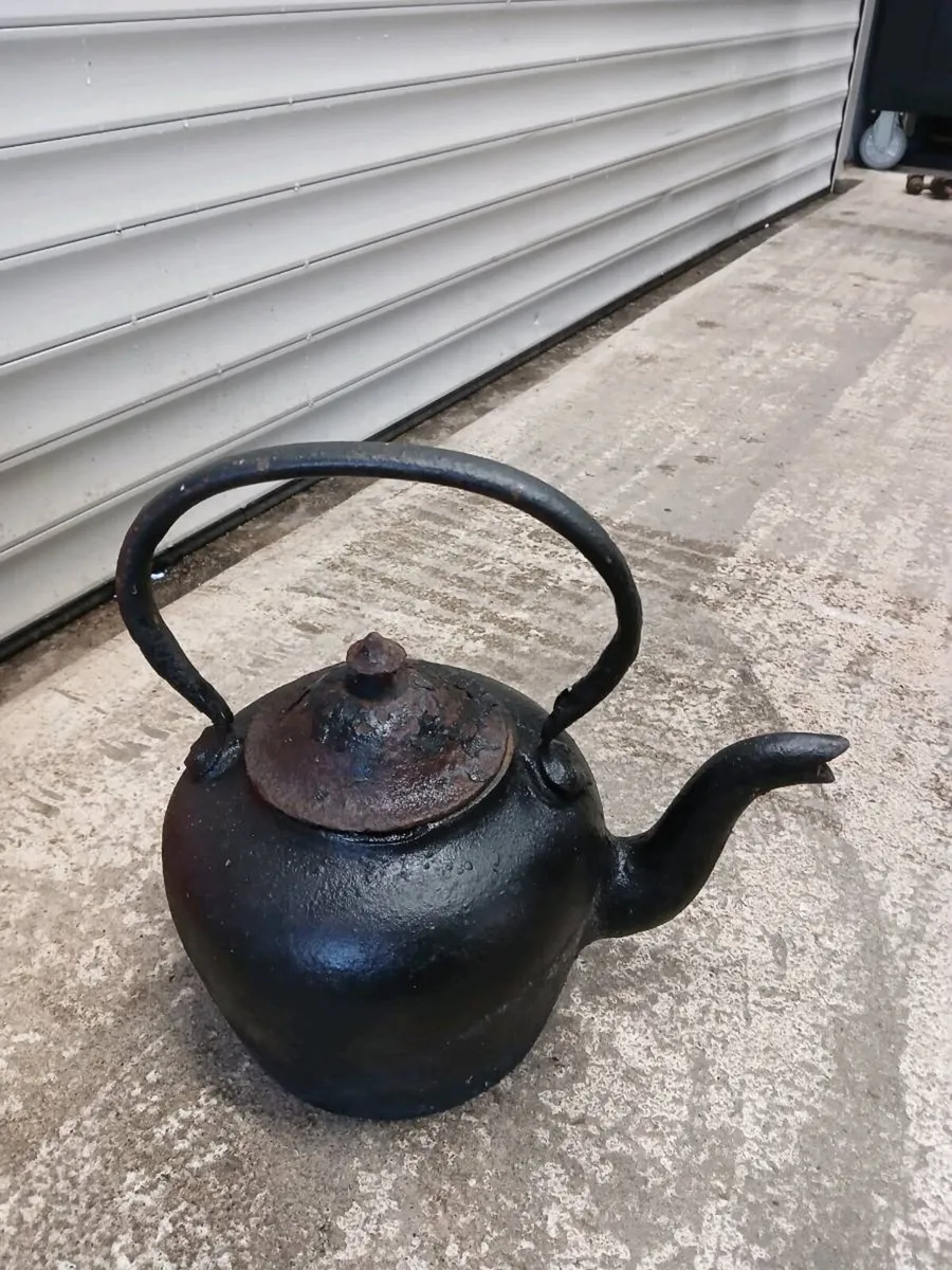 Antique cast iron kettle - Image 1
