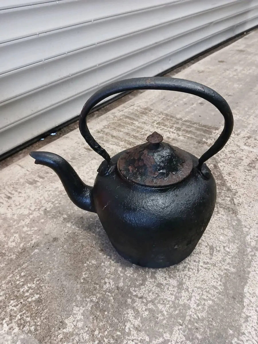 Antique cast iron kettle - Image 2