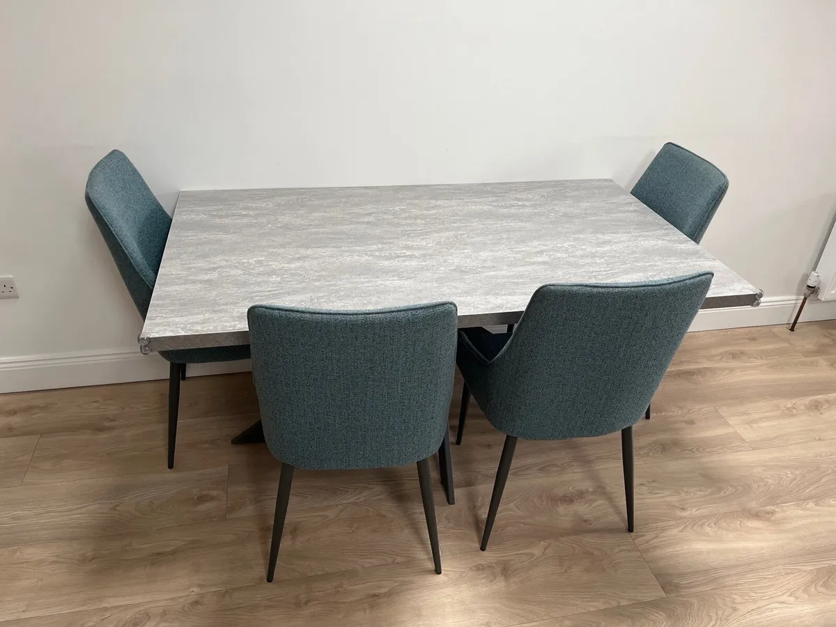 Kitchen table and chairs - Image 2