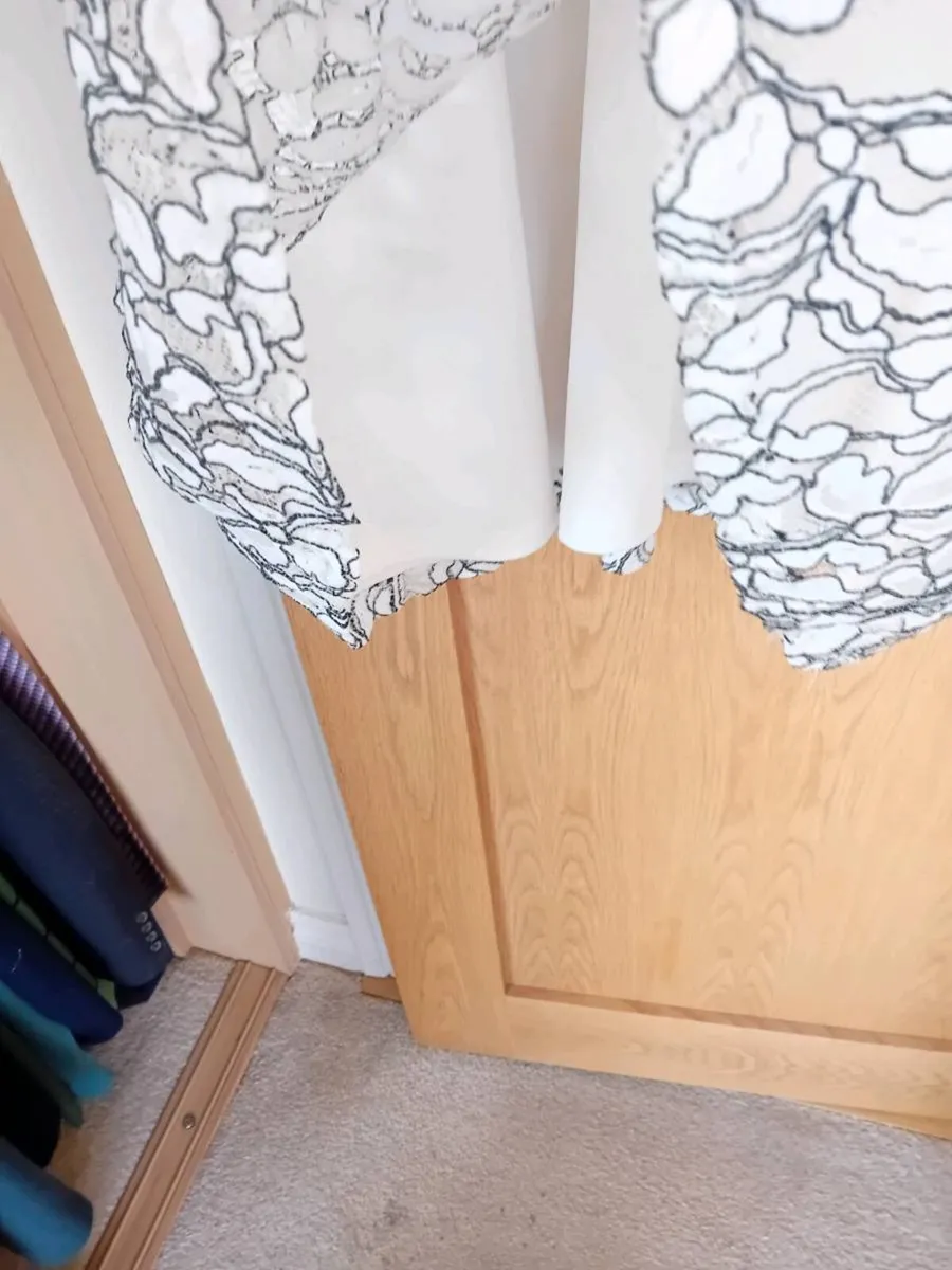 Ladies Dress -Size 18 - Image 4