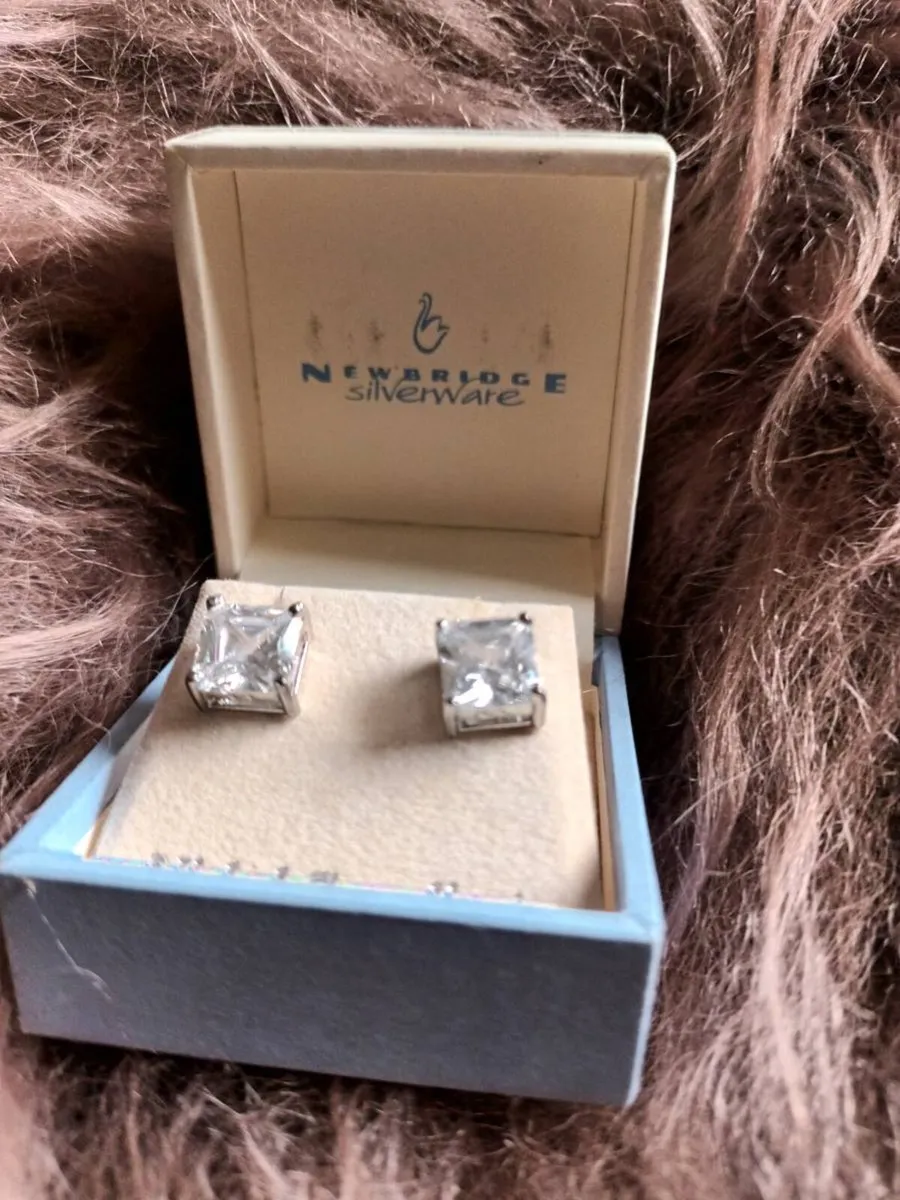 Earrings  for  sale   as new - Image 1