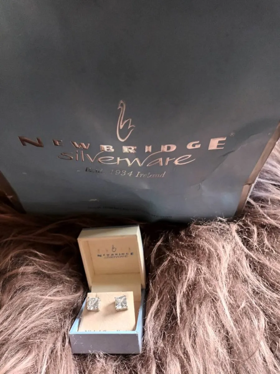 Earrings  for  sale   as new - Image 3