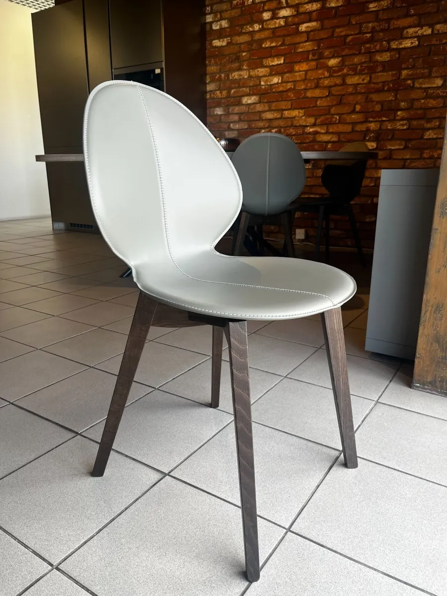 Nobilia Dining table and 5x Calligaris Chairs - Image 2