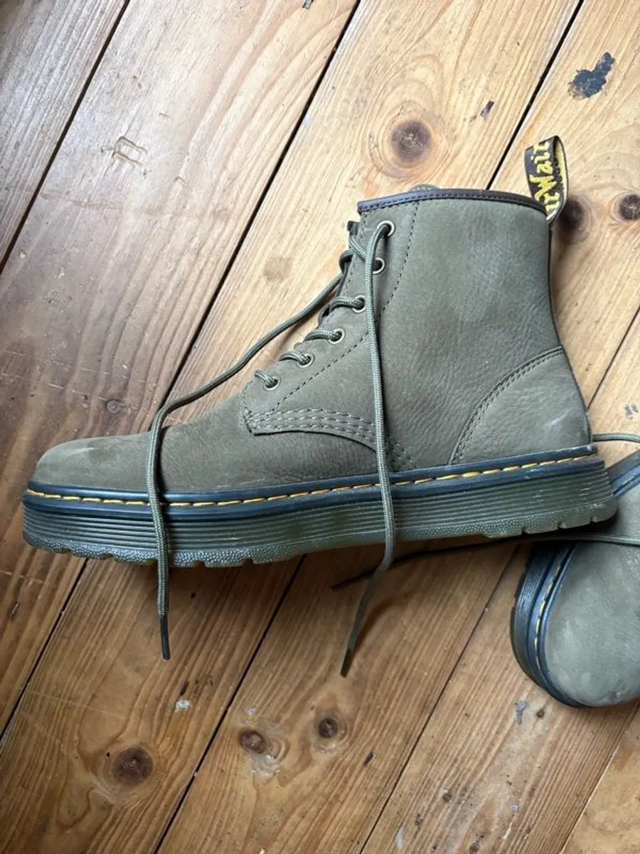 Dr. Martens Brookline Chukka 6 Eye Boot Unisex - Lace-up Ankle Boots - Olive - Image 2