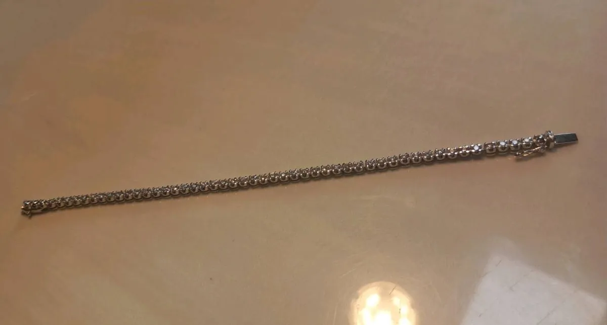Stunning white gold 47 diamond tennis bracelet - Image 3