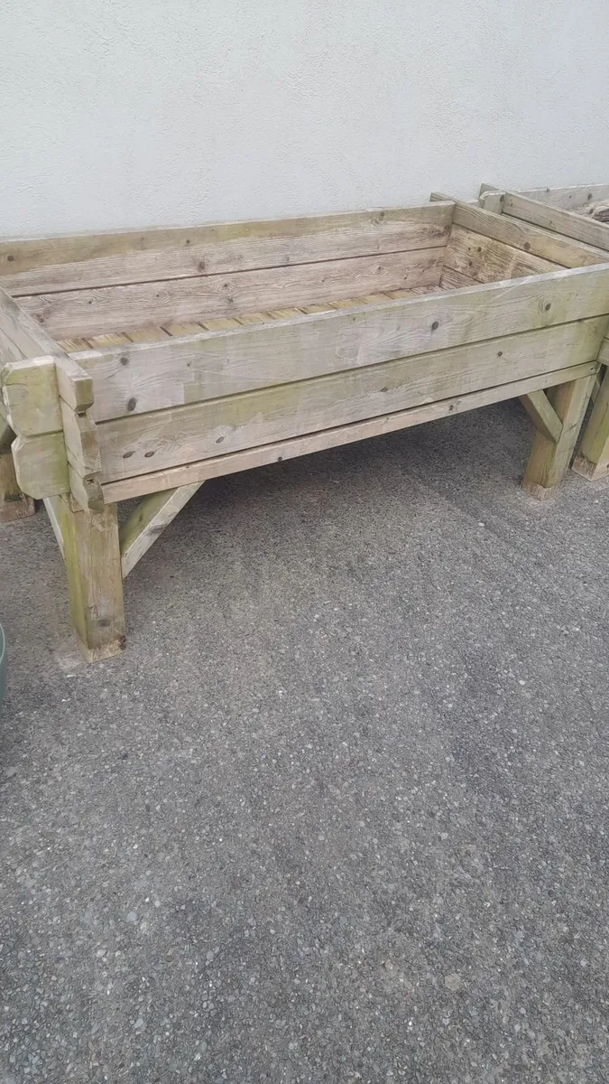 Raised vegetable table - Image 1