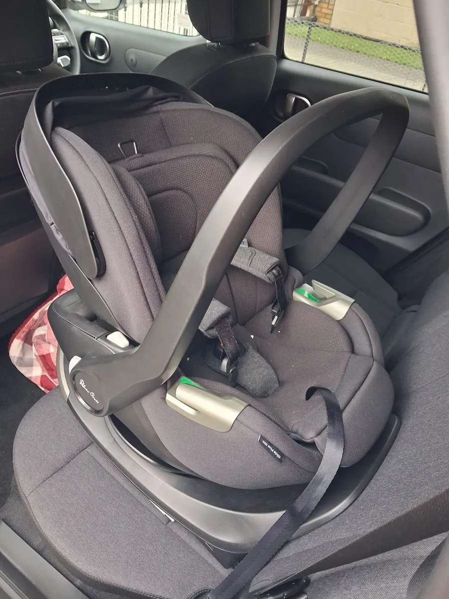 Baby car seat and base - Image 2
