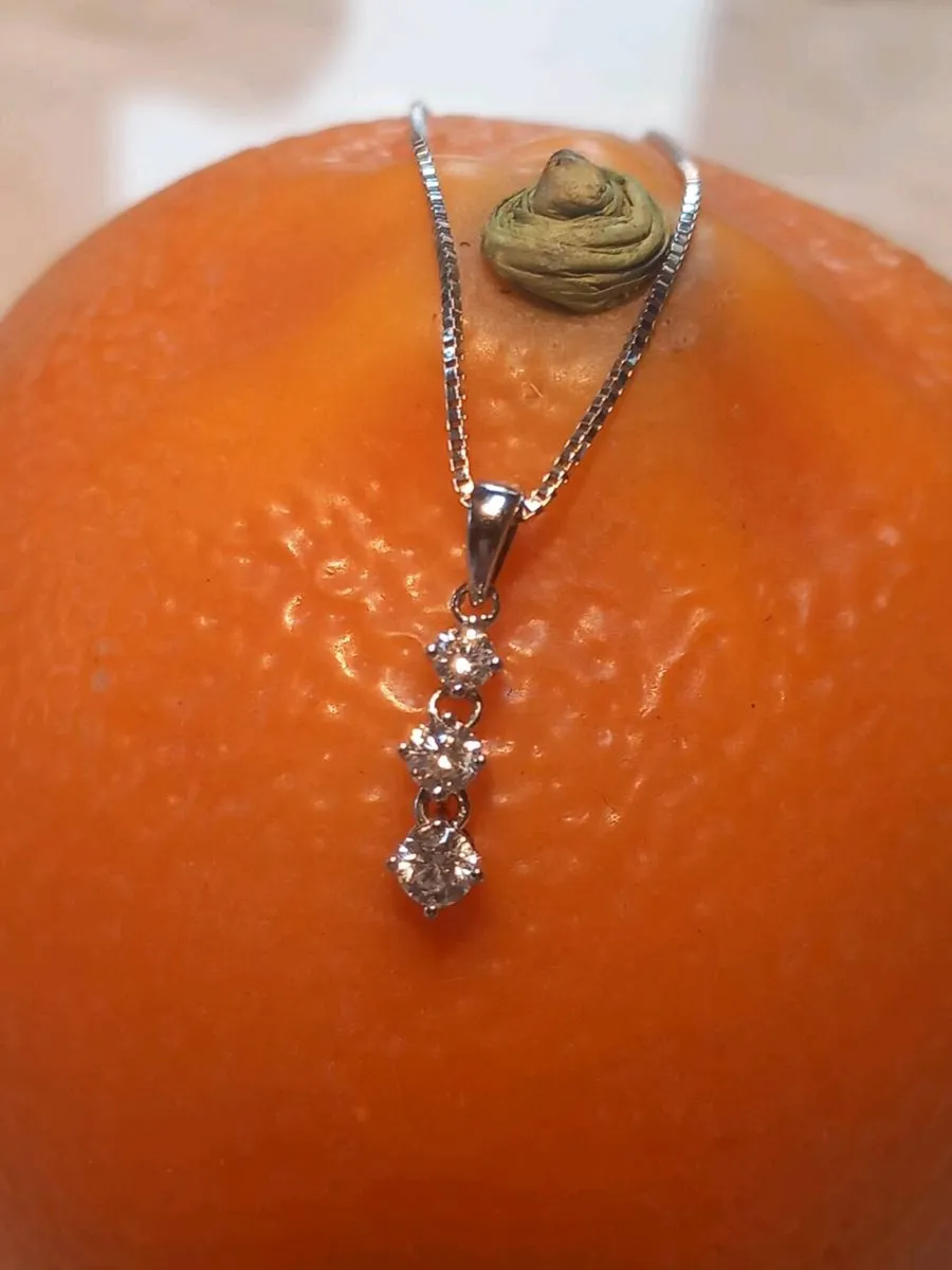 Three diamond pendant with 9ct white gold chain - Image 4