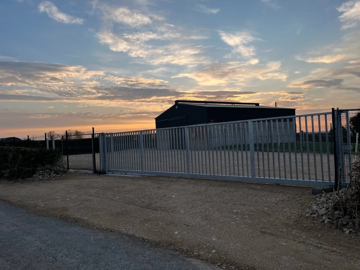 185m2 of quality storage and large secure yard. - Image 1