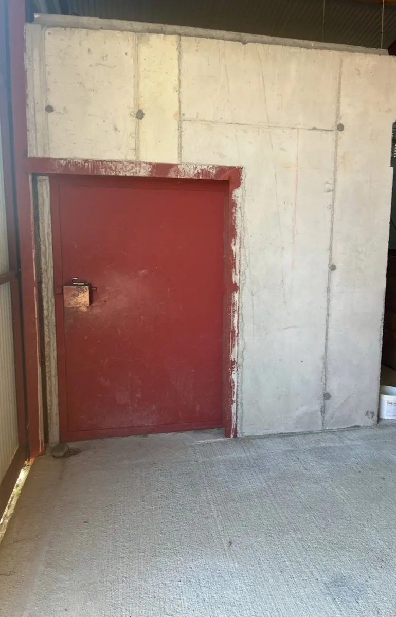 185m2 of quality storage and large secure yard. - Image 4