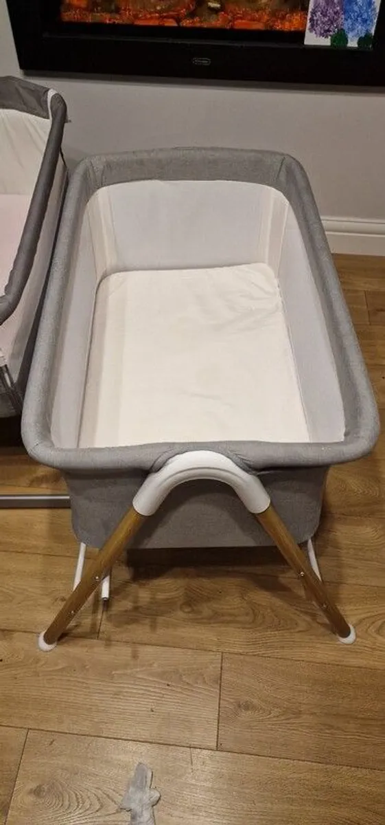 changing table and baby cots - Image 4