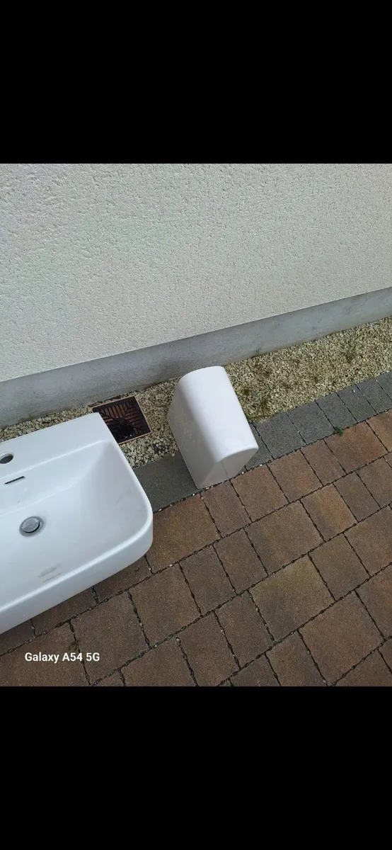 Free towel rad and 600 wide sink with semi p - Image 2