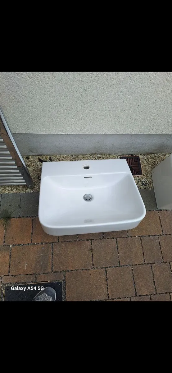 Free towel rad and 600 wide sink with semi p - Image 1