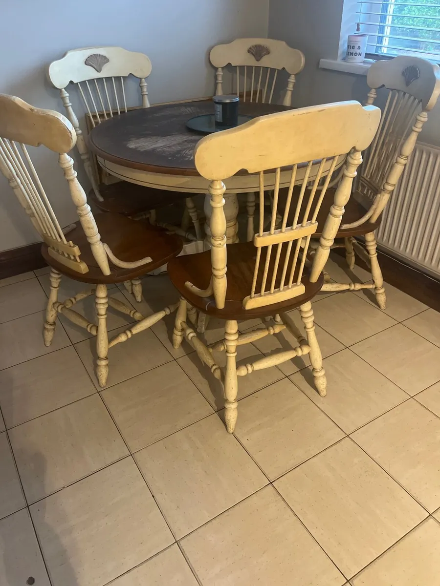 Kitchen table and chairs - Image 1