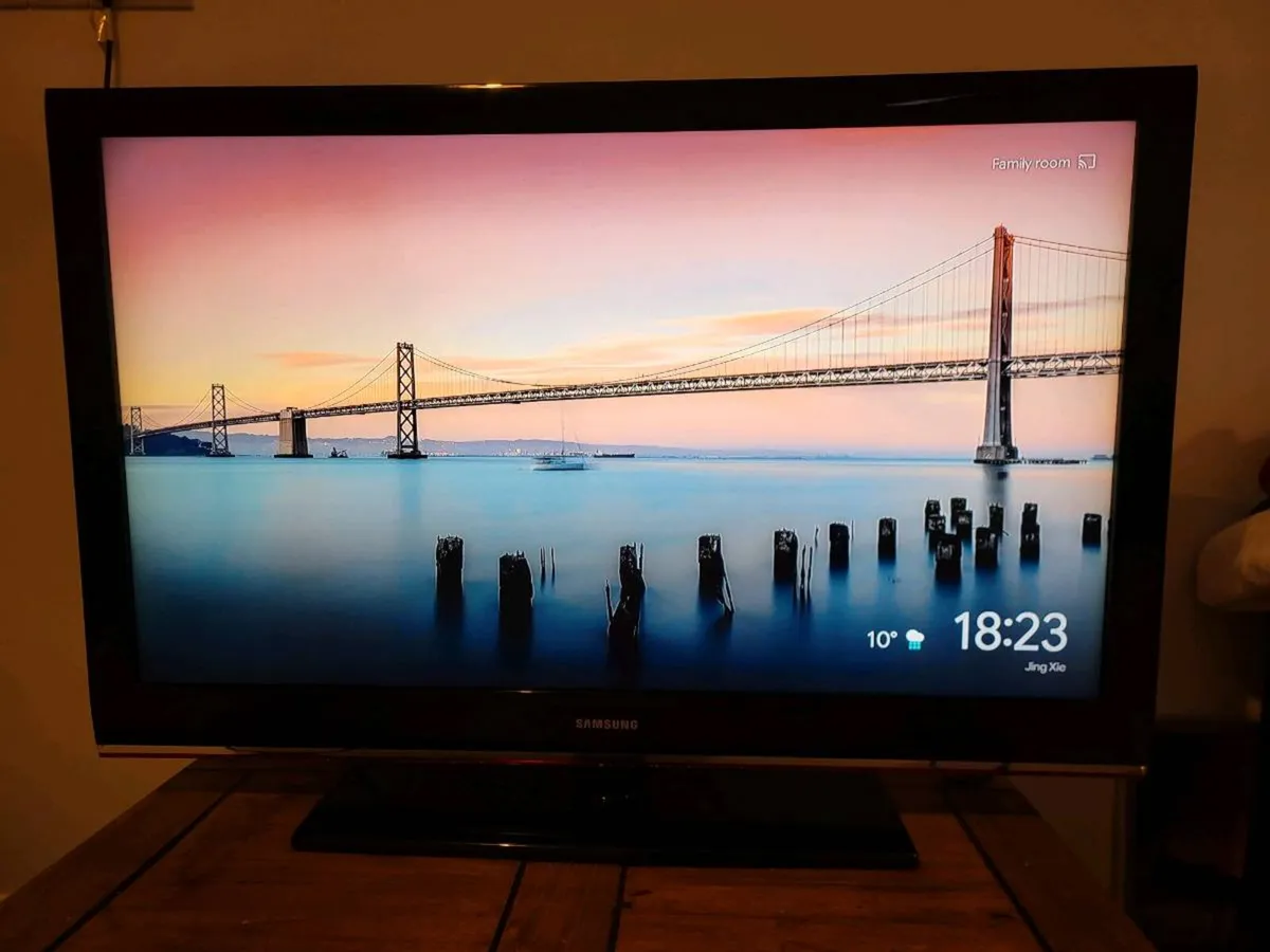 TV 46" and Compact-fridge! - Image 4