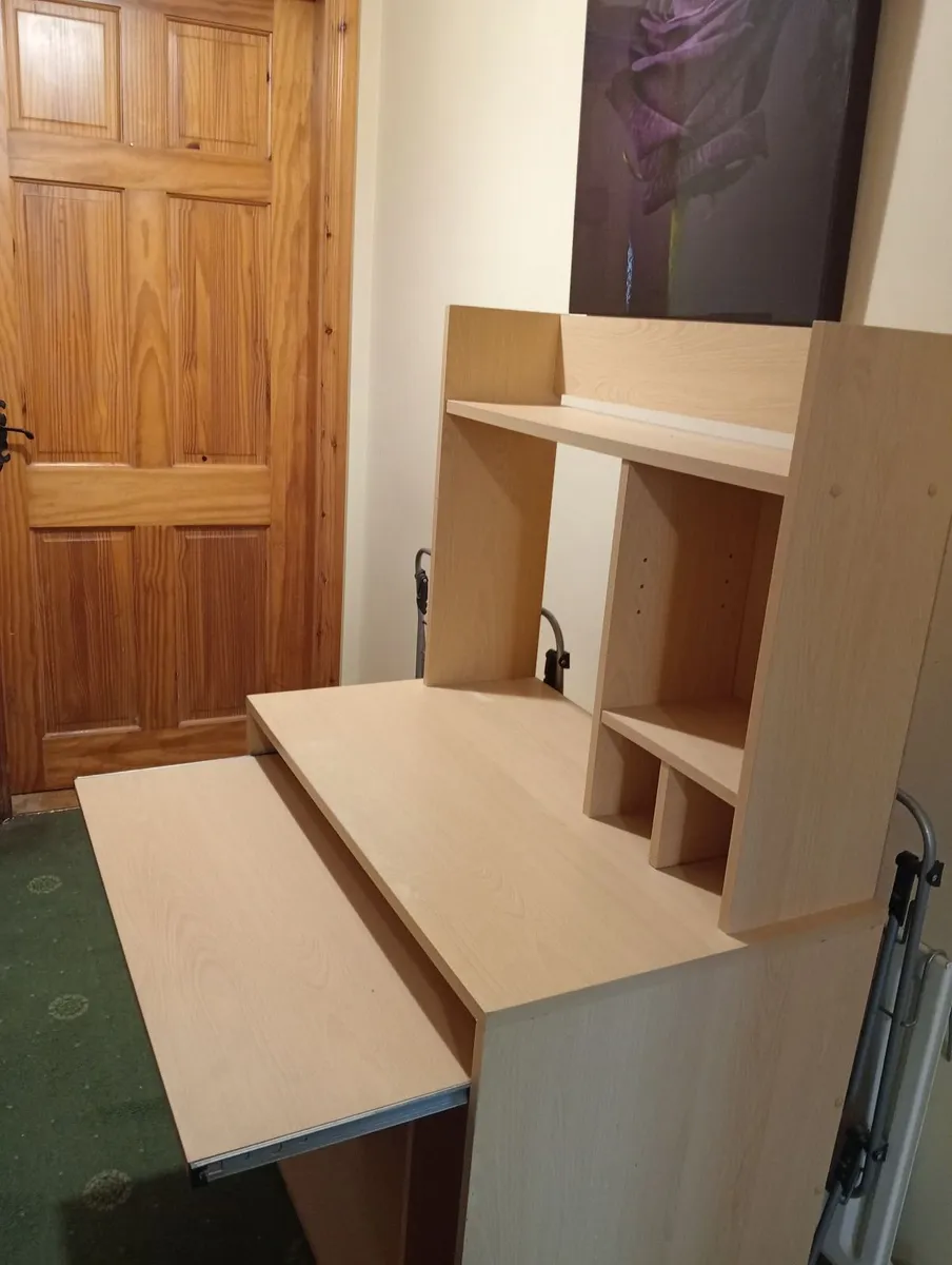 Computer desk - Image 1