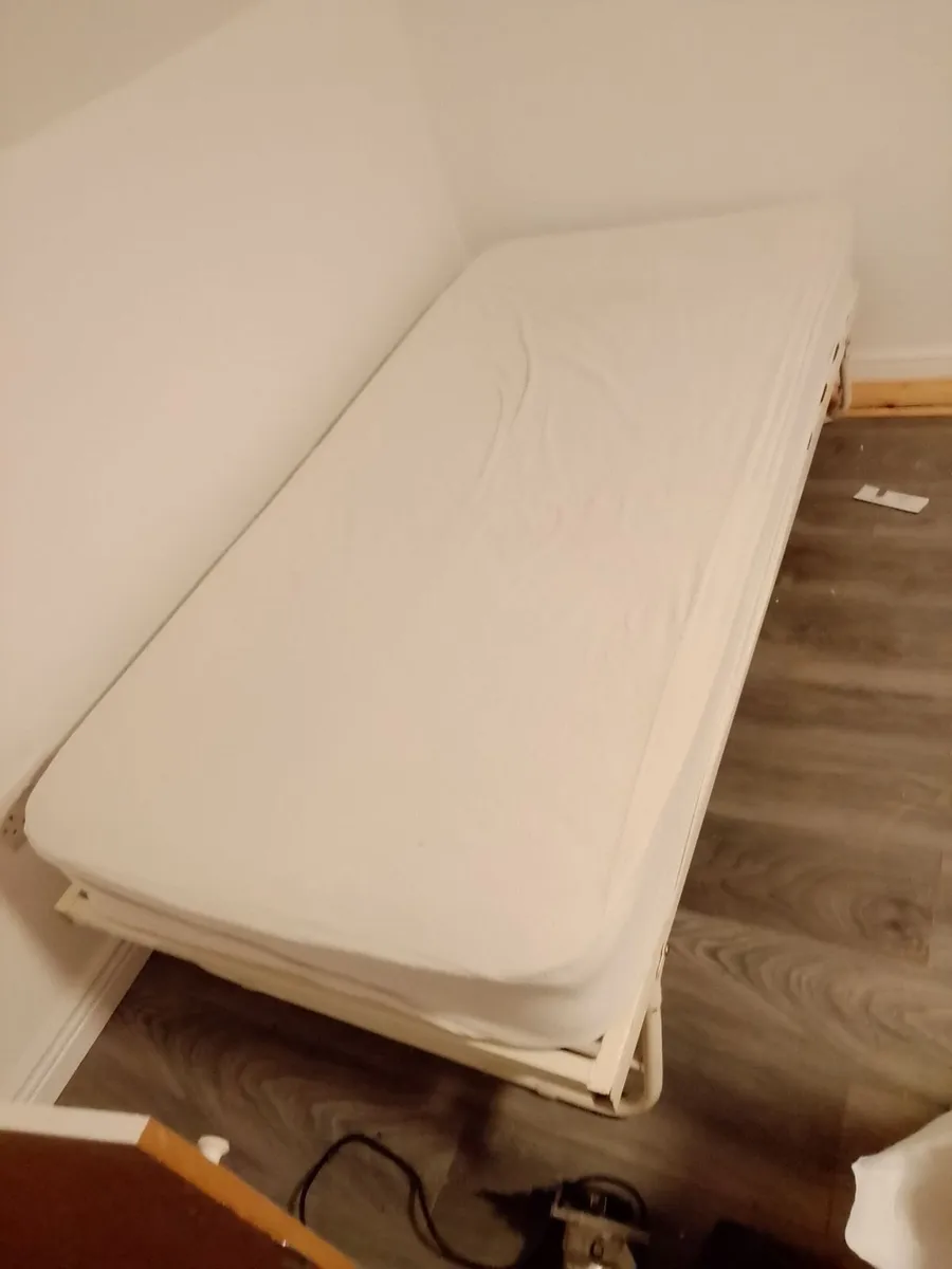 Bed, mattress, locker - Image 2