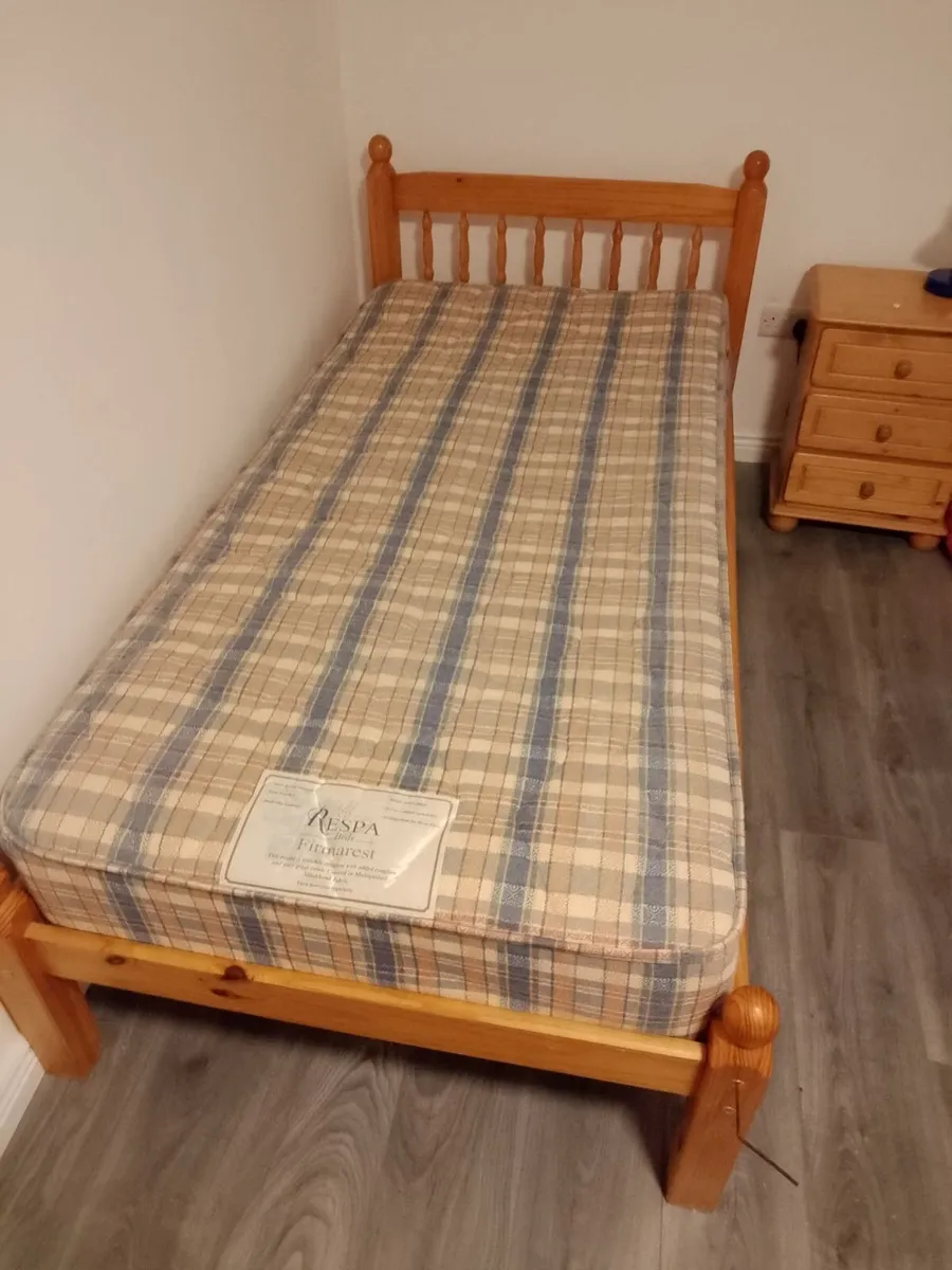 Bed, mattress, locker - Image 4