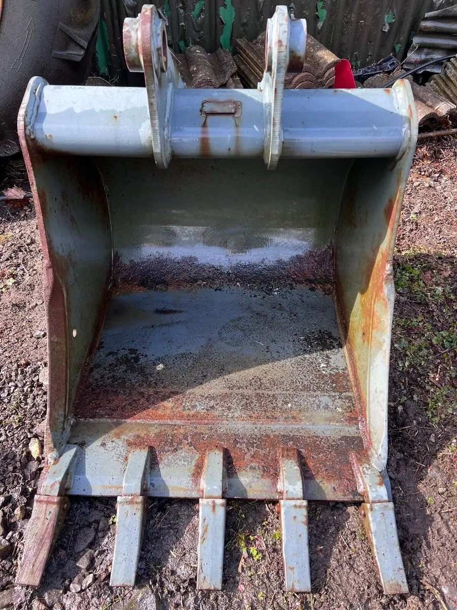 4 Original JCB 3Cx buckets, Ripper toe and wheel - Image 2