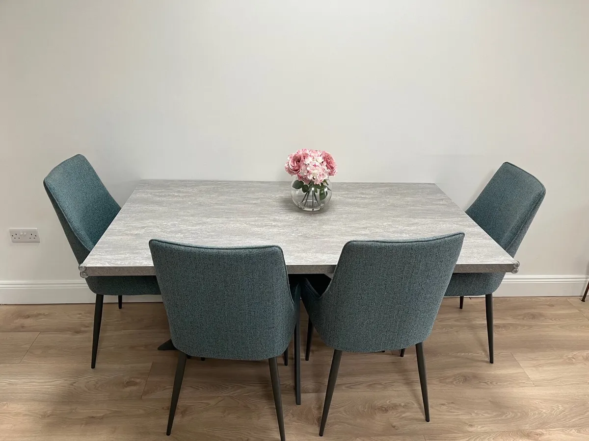 Kitchen table and chairs - Image 1