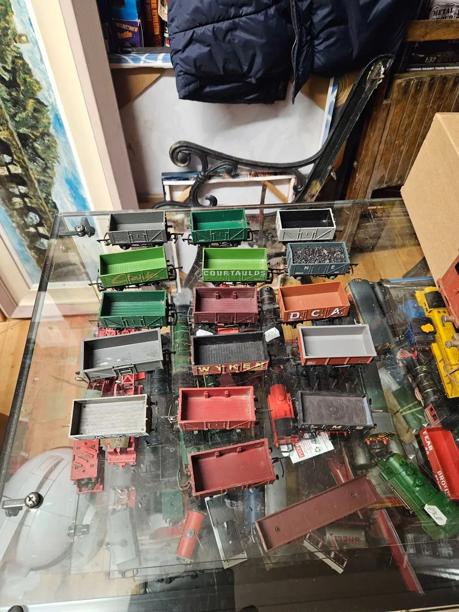 Hornby Triang Lima OO Gauge Wagons - Image 1