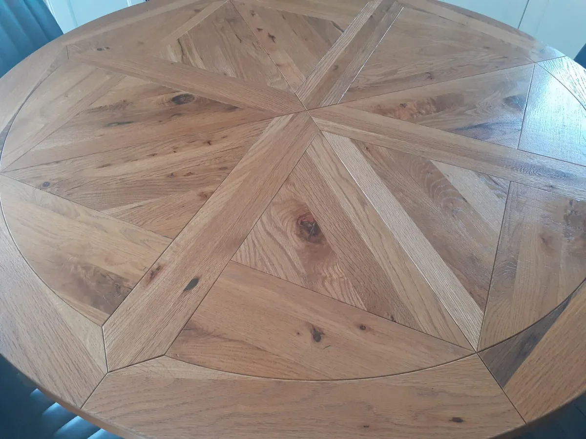 Round oak table and chairs - Image 2