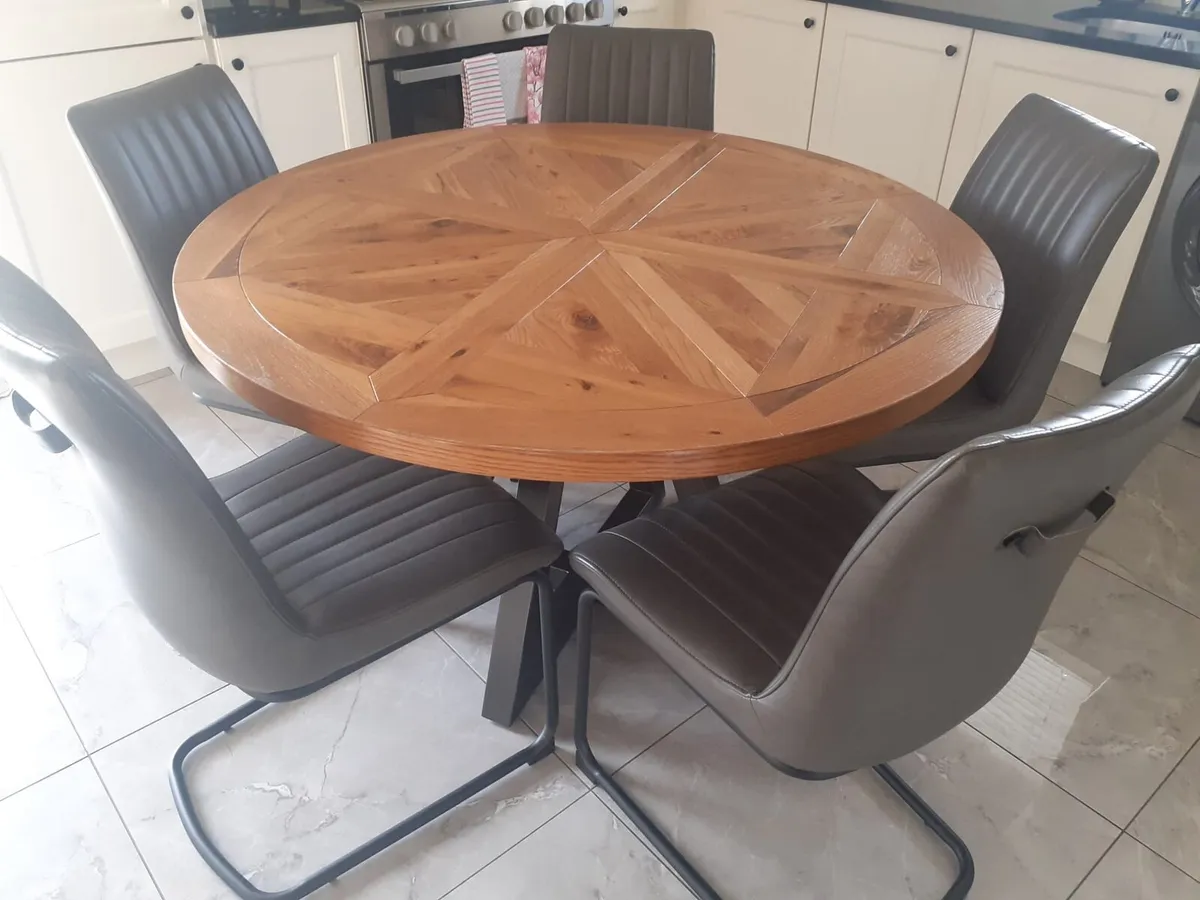 Round oak table and chairs - Image 3