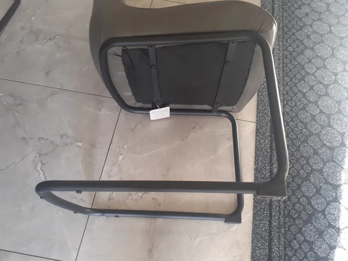 Round oak table and chairs - Image 4