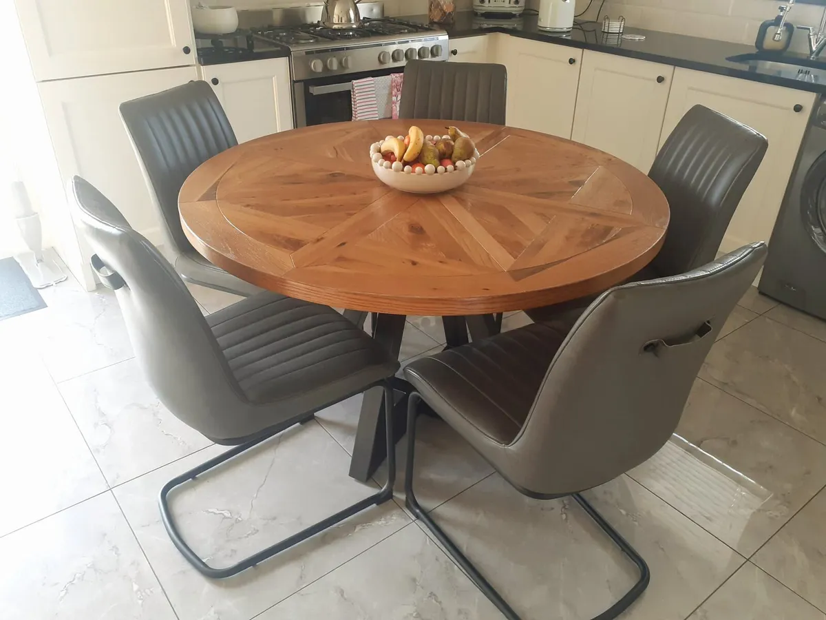 Round oak table and chairs - Image 1