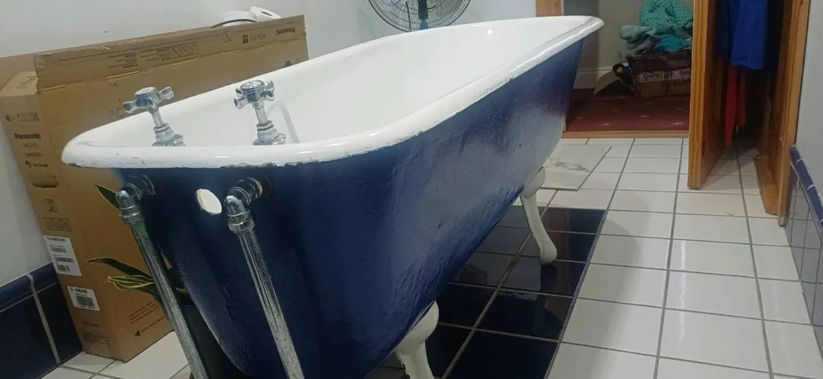 Cast Iron Roll top bath - Image 3