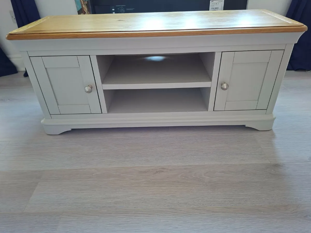 TV stand - Image 1
