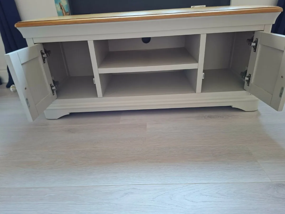 TV stand - Image 2