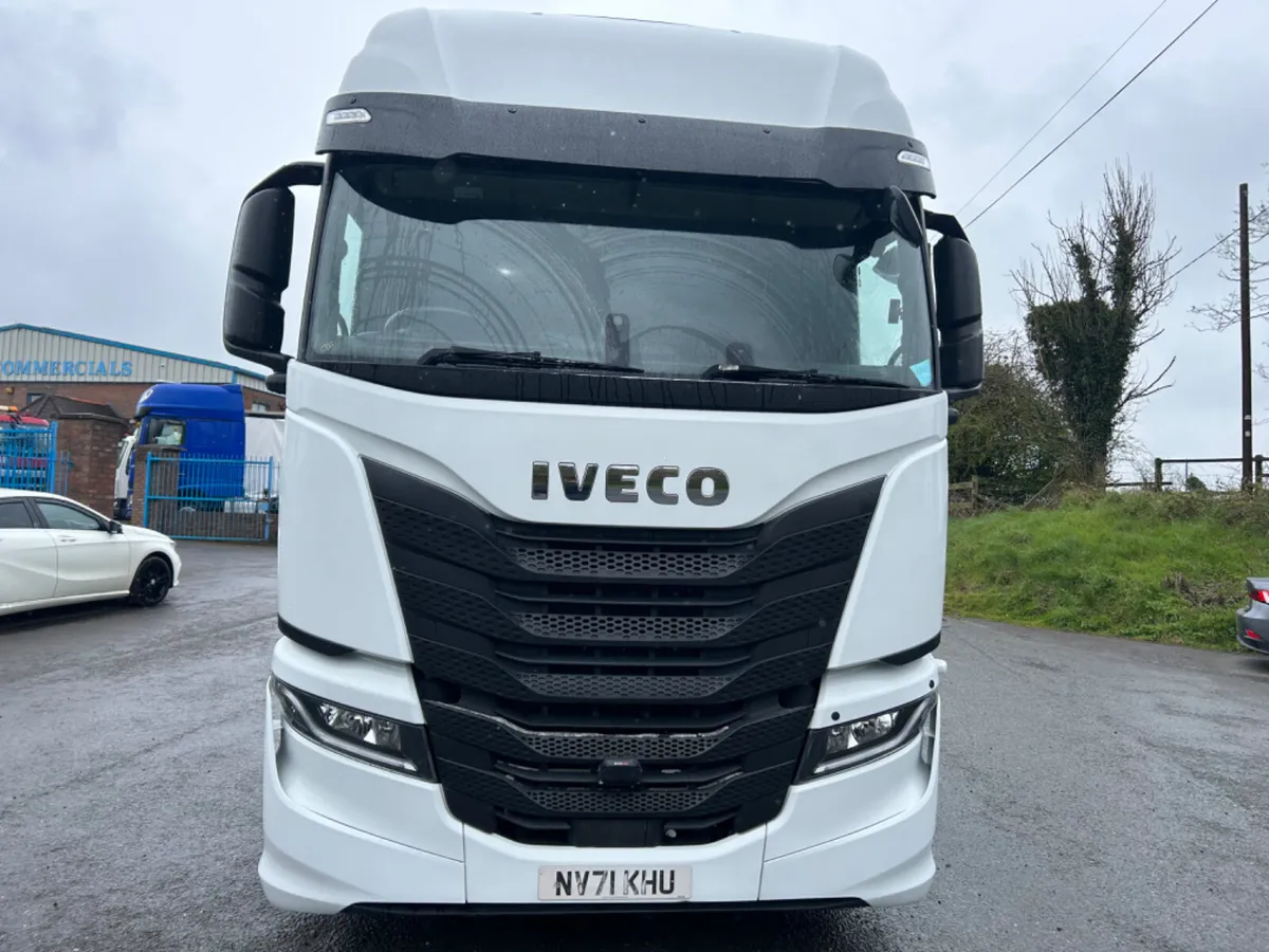 2022 iveco s way 460 6x2 tractor unit - Image 2