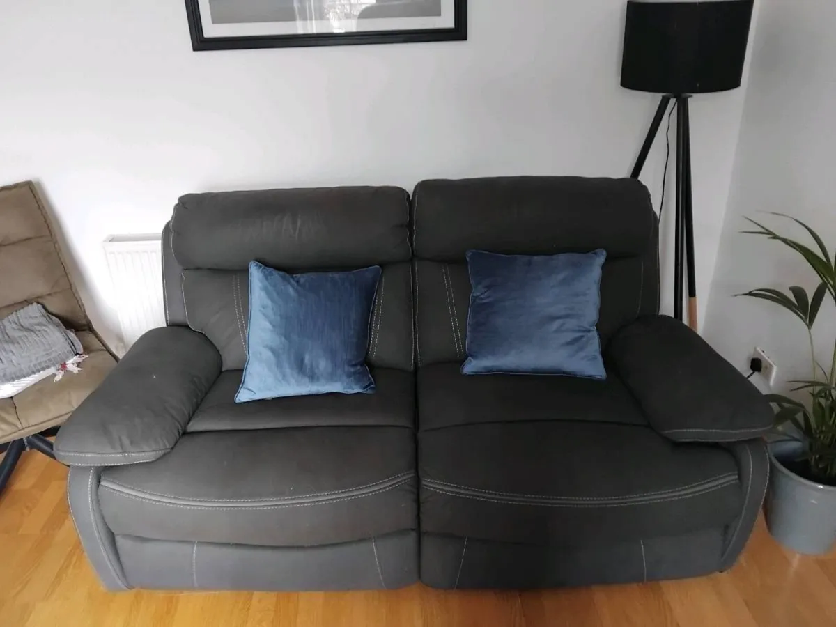 Sofa with two electric recliners - Image 1