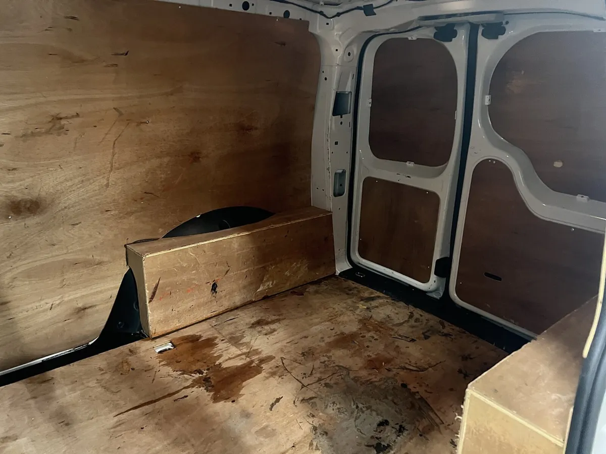 2023 Volkswagen Caddy Small Panel Van - Image 3