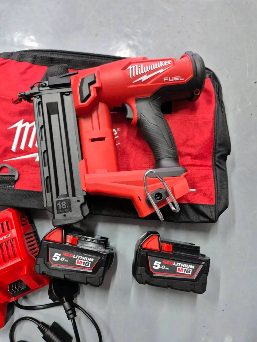 Milwaukee M18 Fuel 18 Gauge 2nd Fix Nail Gun Kit - Image 2