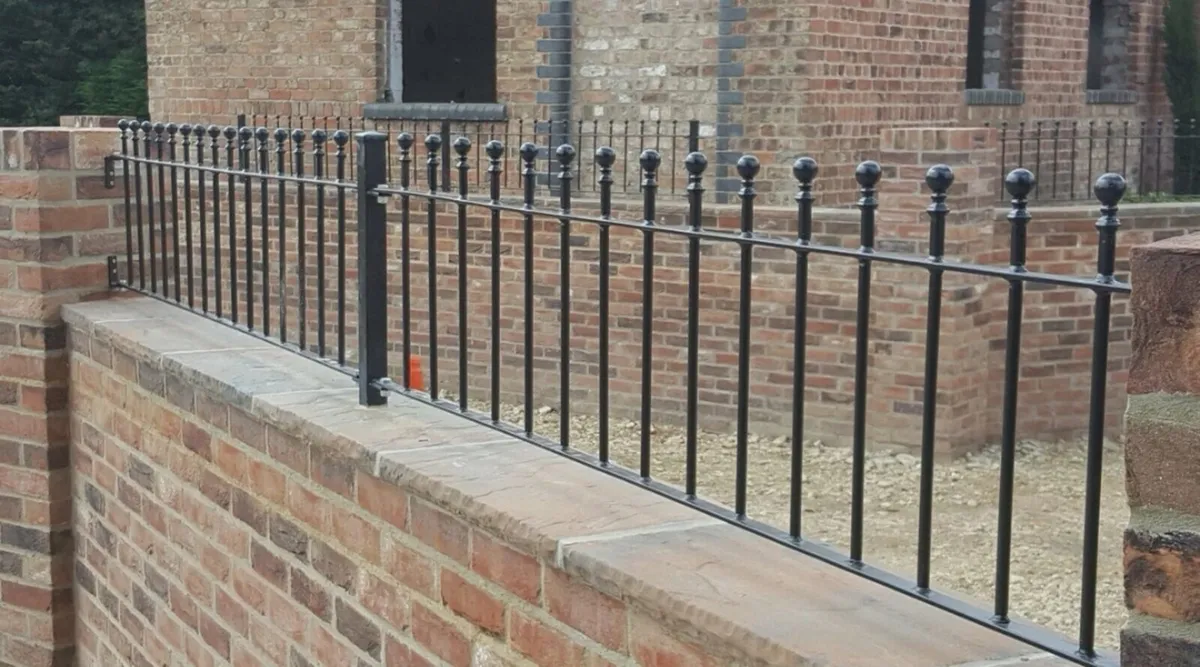 Low wall steel railings - Image 1