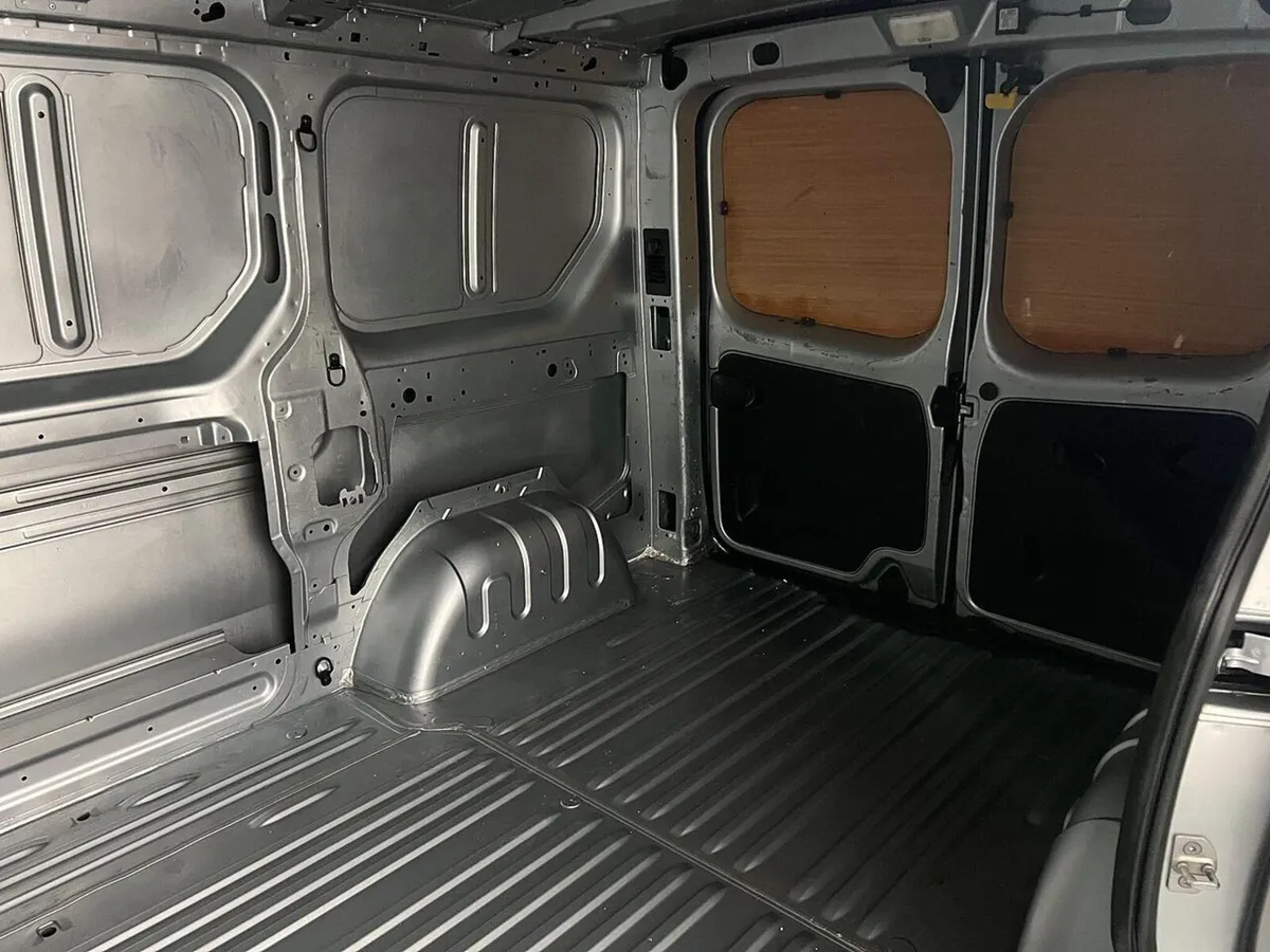 2023 Renault Trafic Panel Van - Image 3