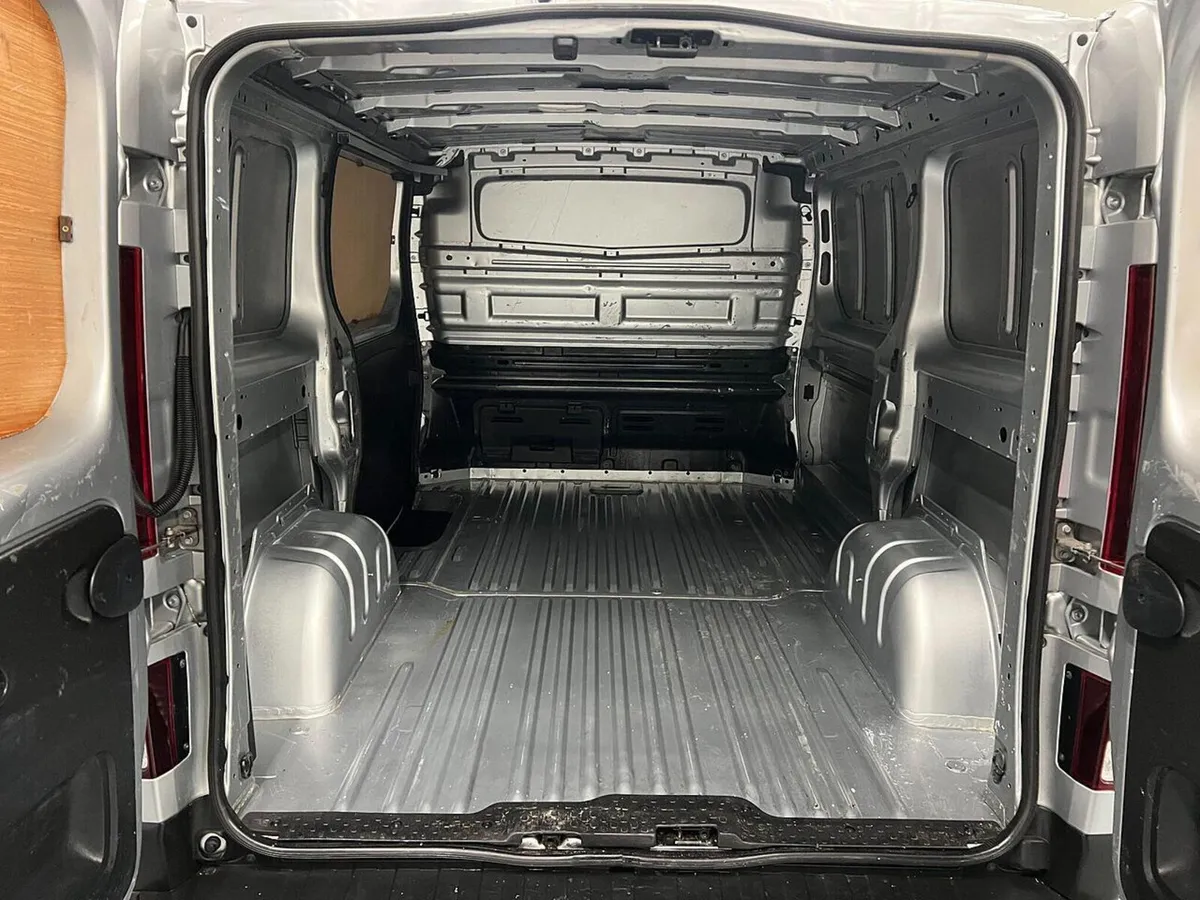 2023 Renault Trafic Panel Van - Image 2