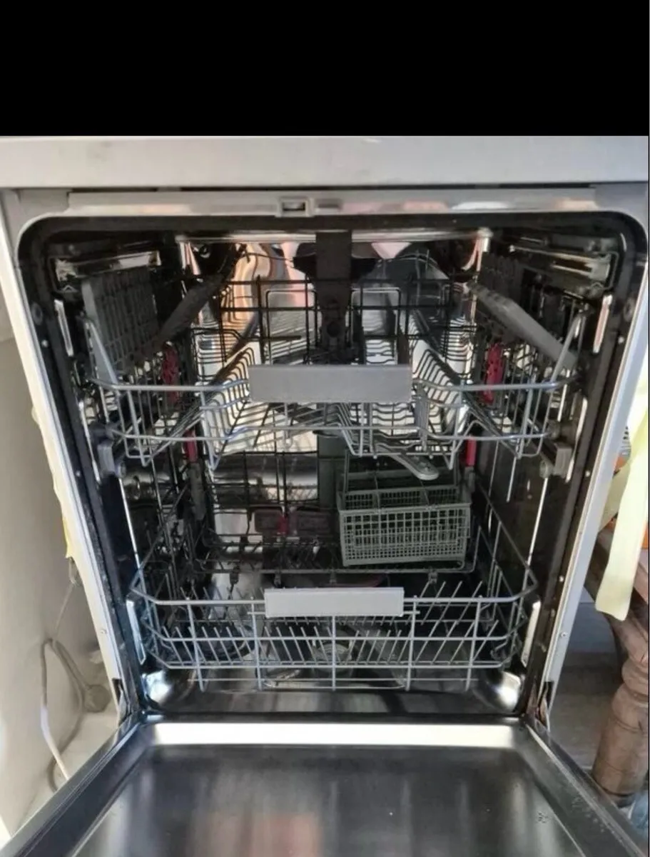 Whirlpool Dishwasher like new - Image 2