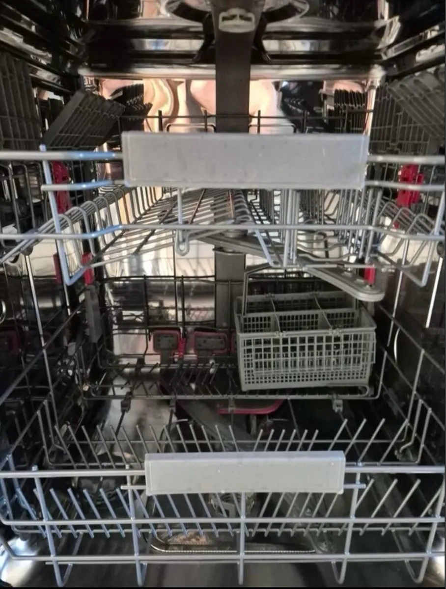 Whirlpool Dishwasher like new - Image 3