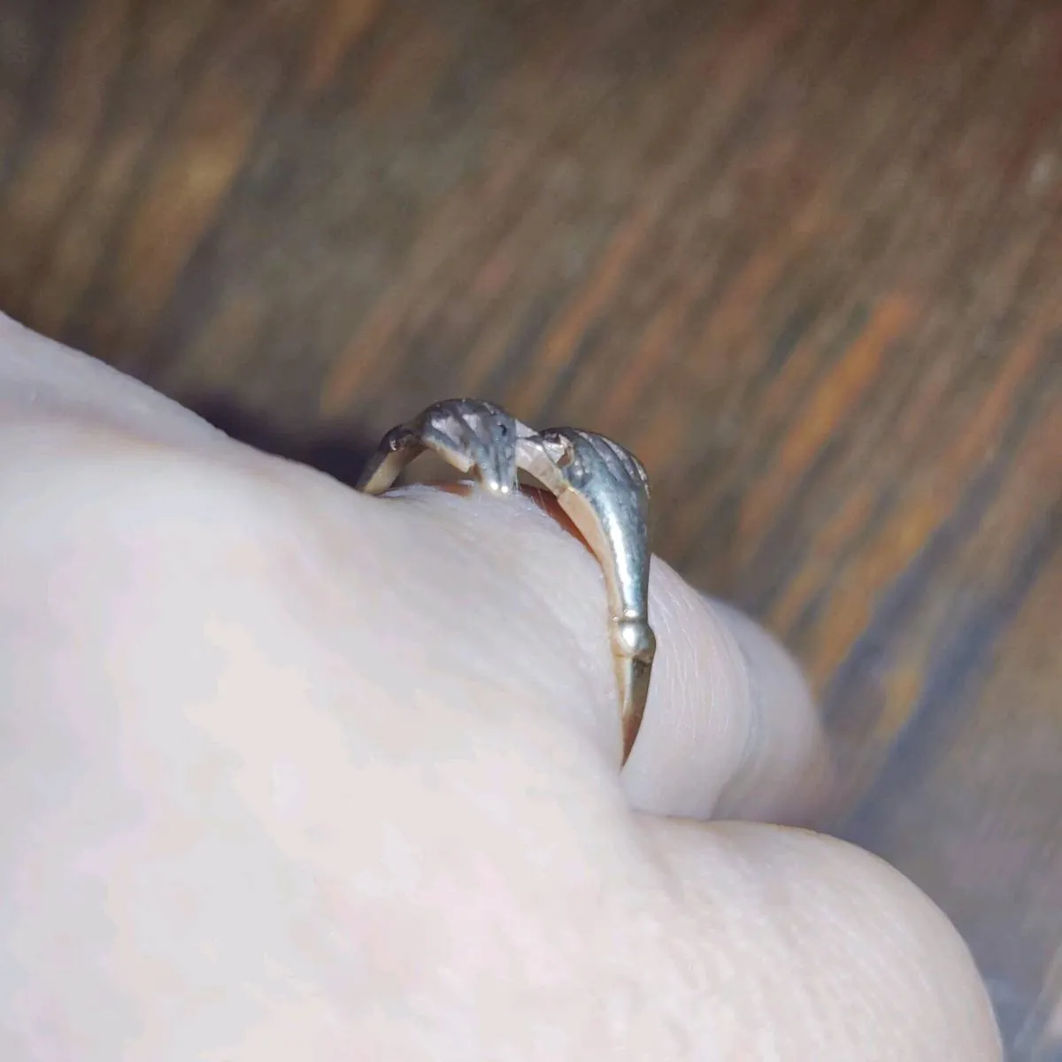 HUGGING ARMS, 9CT Thick YELLOW Gold Vintage Ring ! - Image 4