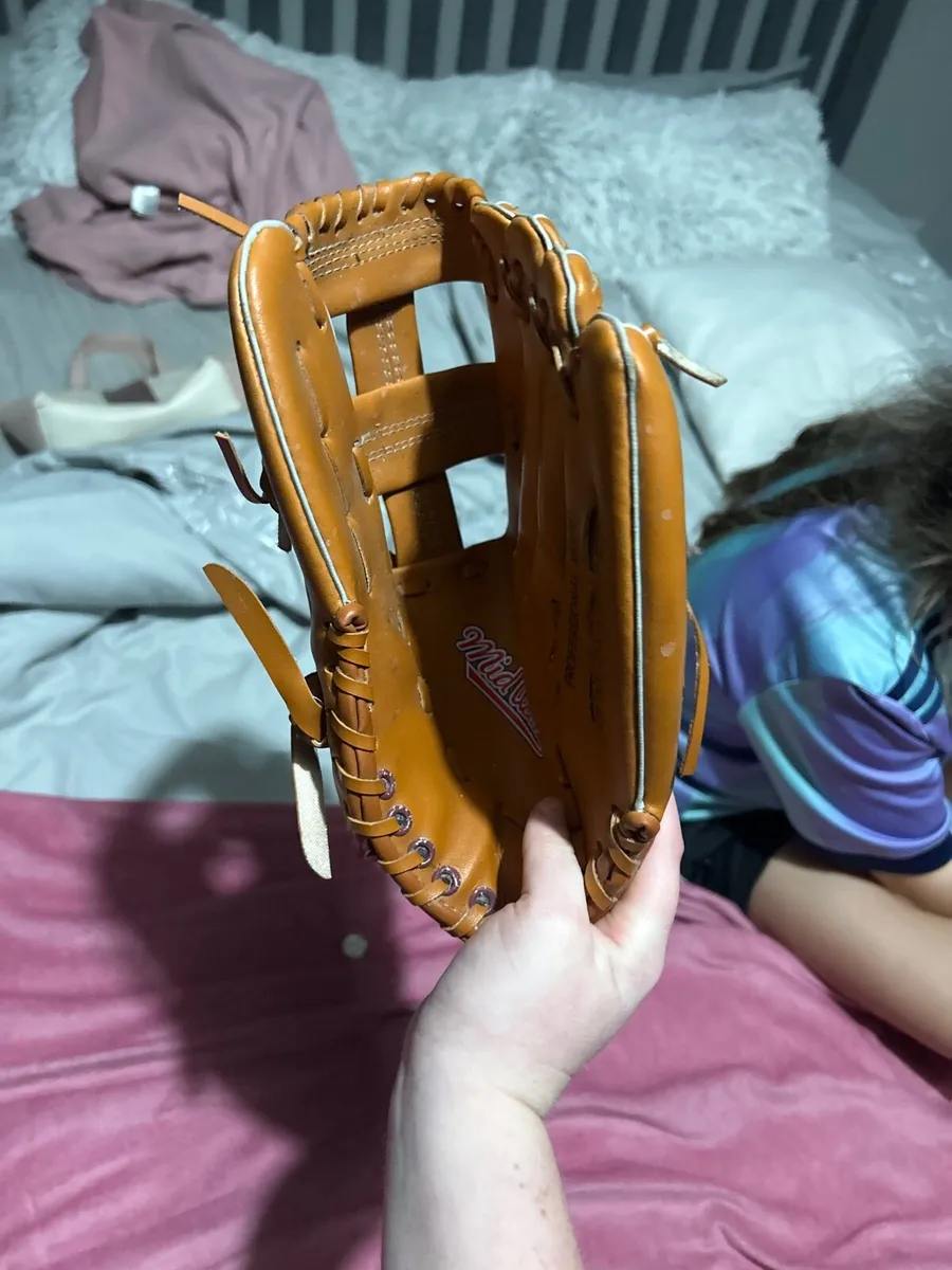 Baseball glove - Image 1