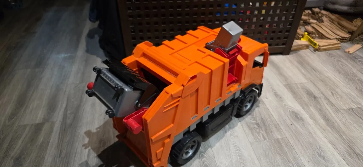 Giant Garbage truck ride-on with 2 movable bins - Image 3