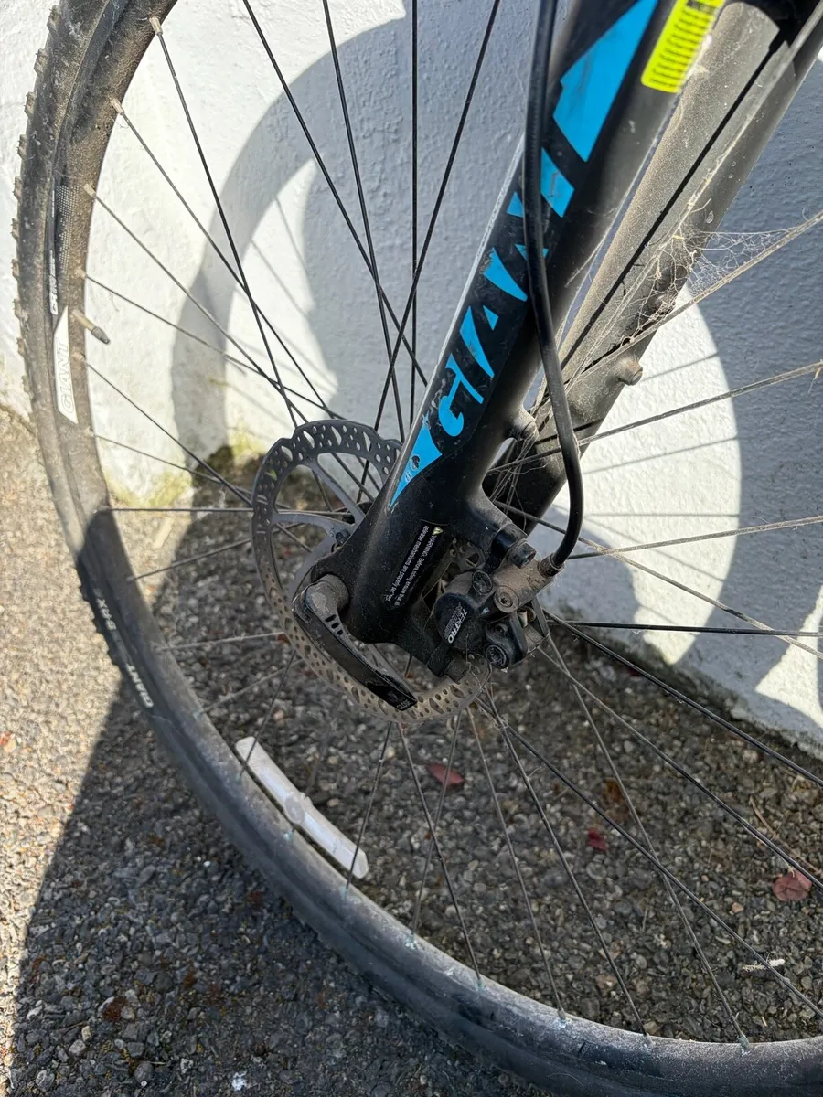 Giant hybrid bike - Image 3