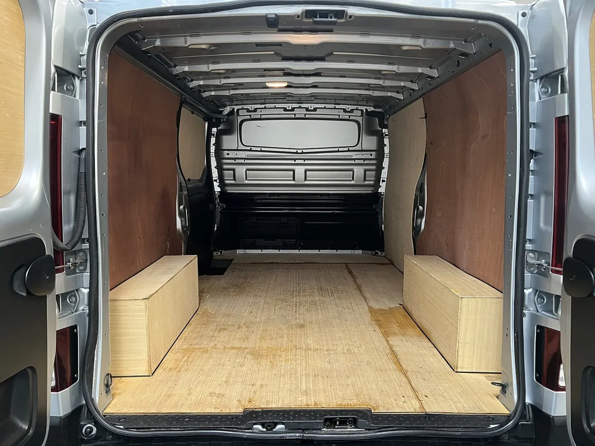 2023 Renault Trafic Panel Van - Image 2