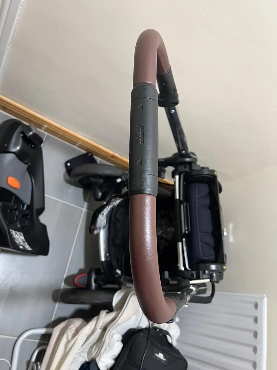 Mamas and papas occaro navy pram - Image 3