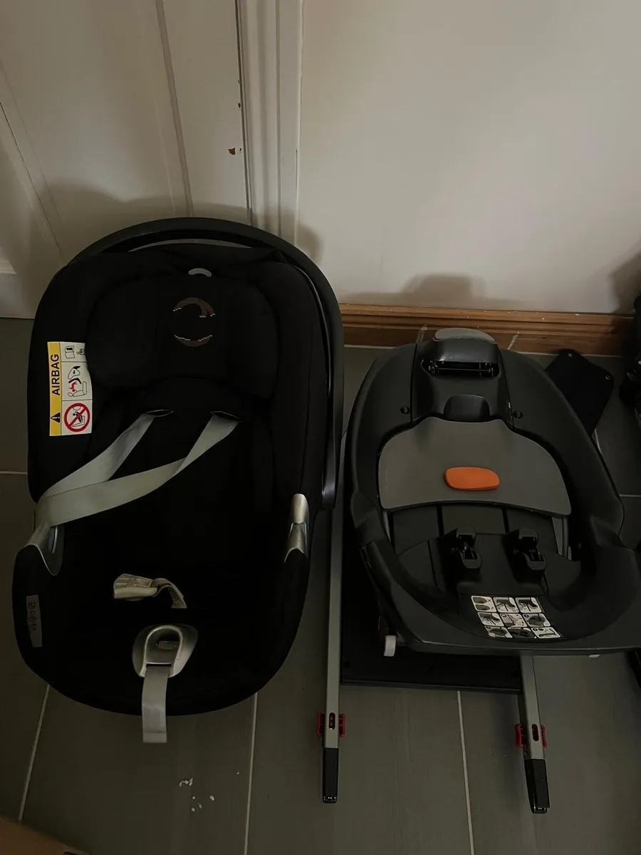 Mamas and papas occaro navy pram - Image 4