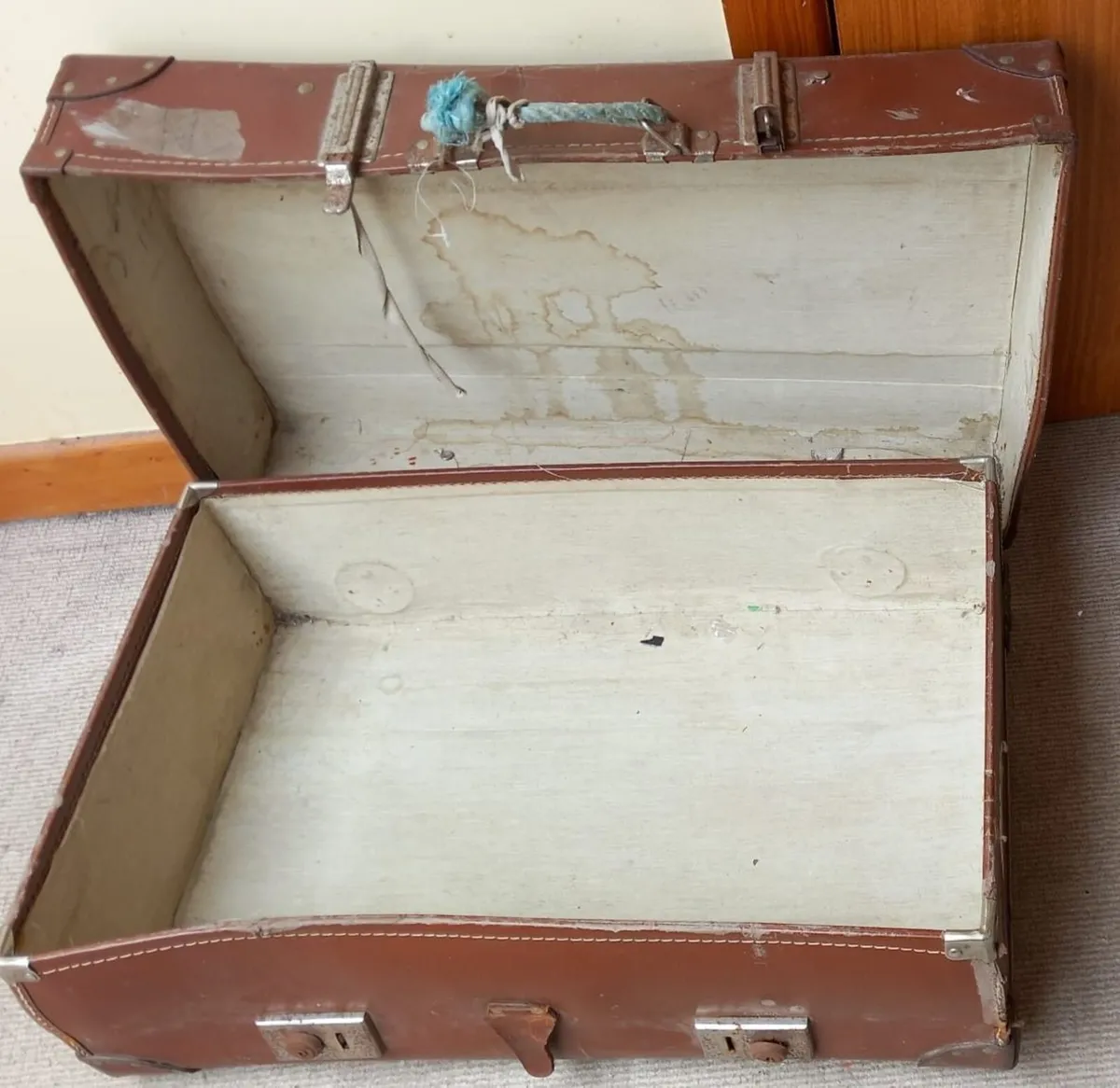 1950's Vintage suitcase for prop or upcycling - Image 2